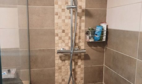 Rénovation d'une douche avec pose de mosaïque, d'une colonne de douche et d'un pare-bain à Cosne d'Allier.  