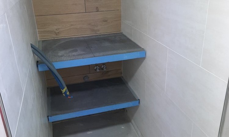 Pose du carrelage, de la séparation avec la douche, pose du wedi pour la création du meuble